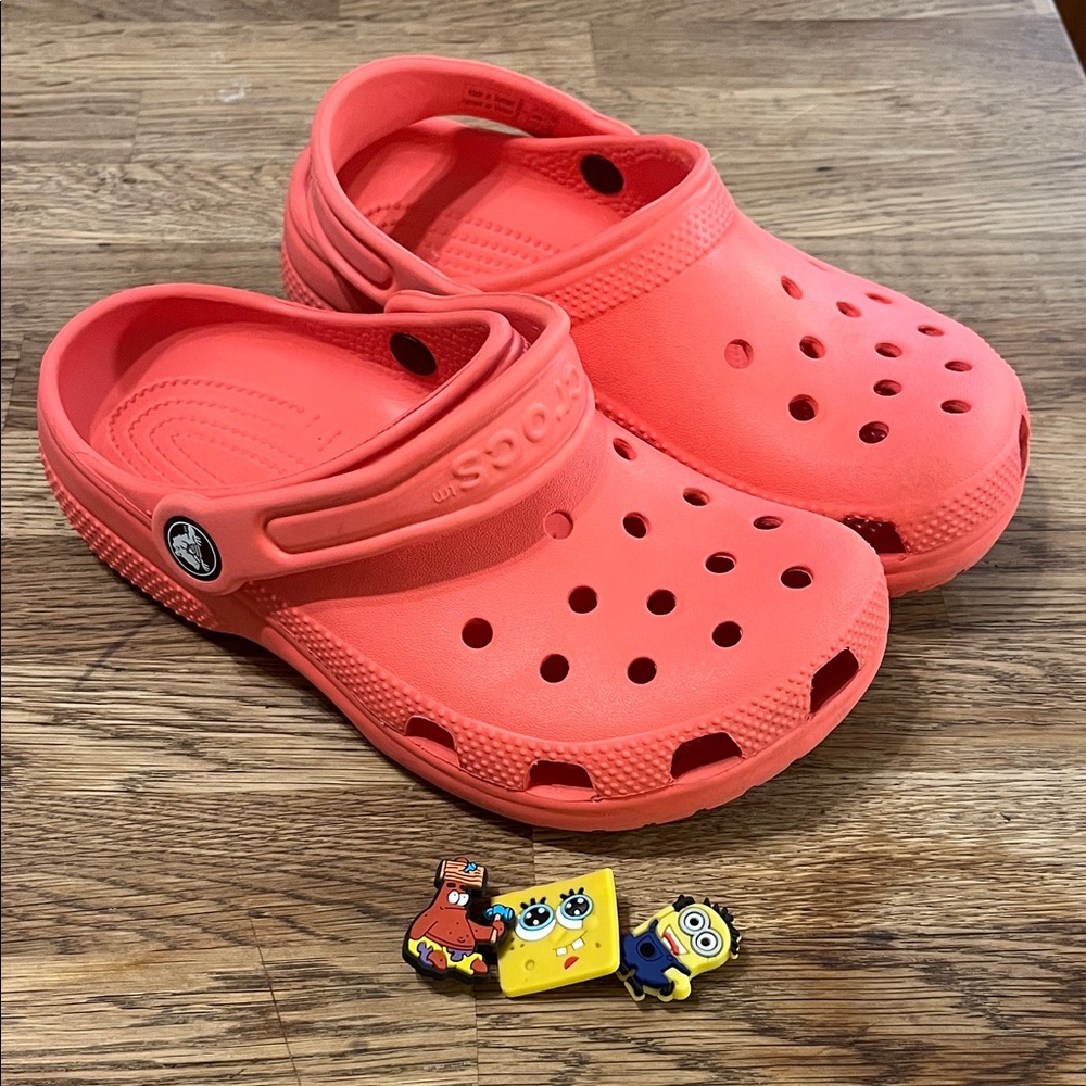 CROCS Classic Clogs in Coral Pink